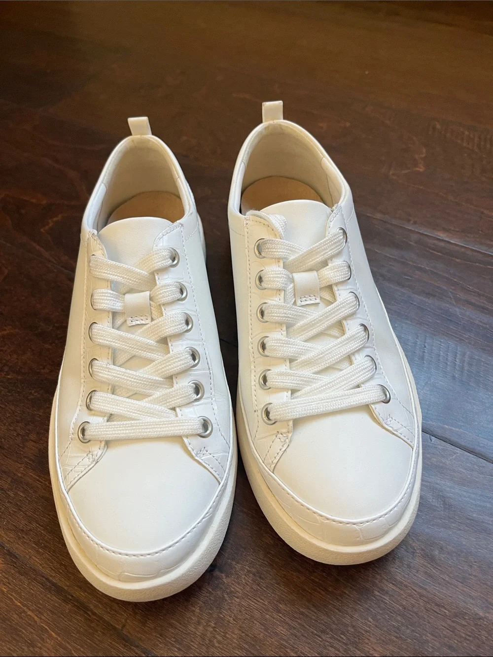 Vionic White Leather Women's Low-Top Sneakers